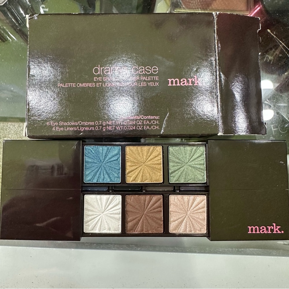 Avon Mark Drama Case Eyeshadow & Eyeliner Palette
